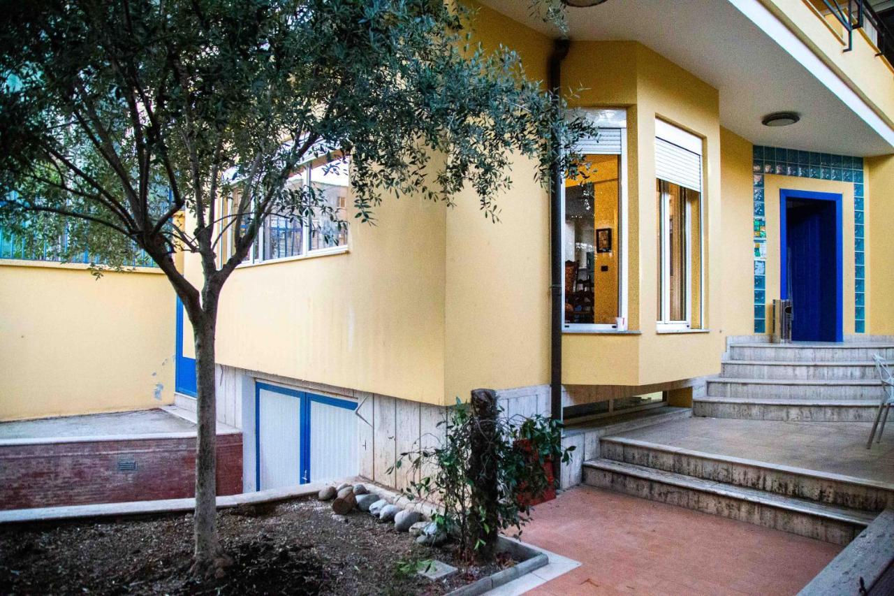 Blue Door Hostel ติรานา ภายนอก รูปภาพ