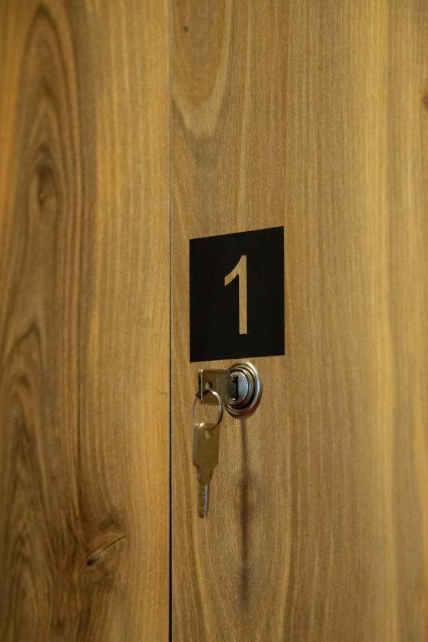 Blue Door Hostel ติรานา ภายนอก รูปภาพ