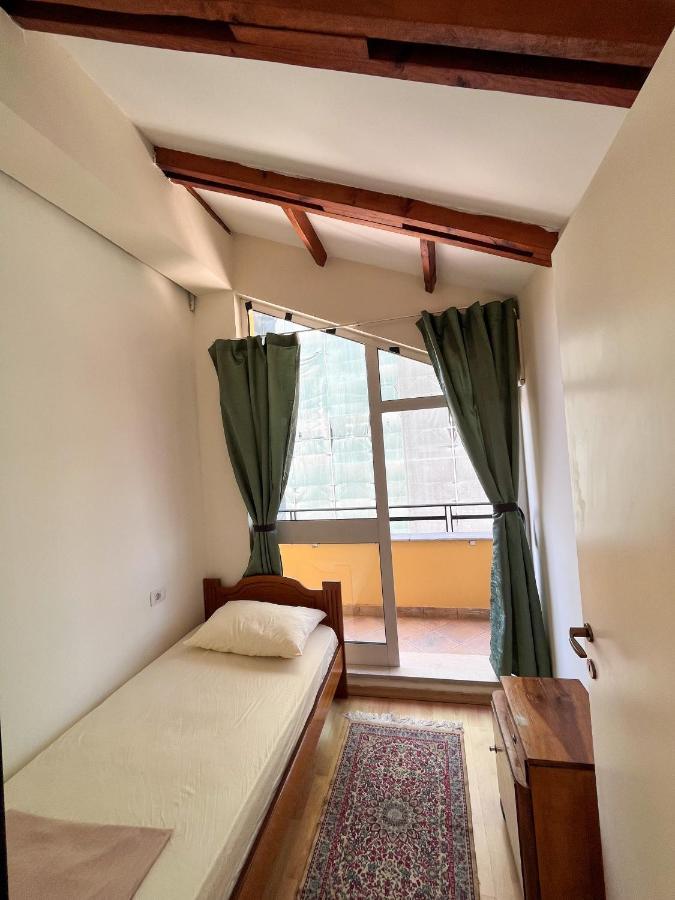 Blue Door Hostel ติรานา ภายนอก รูปภาพ