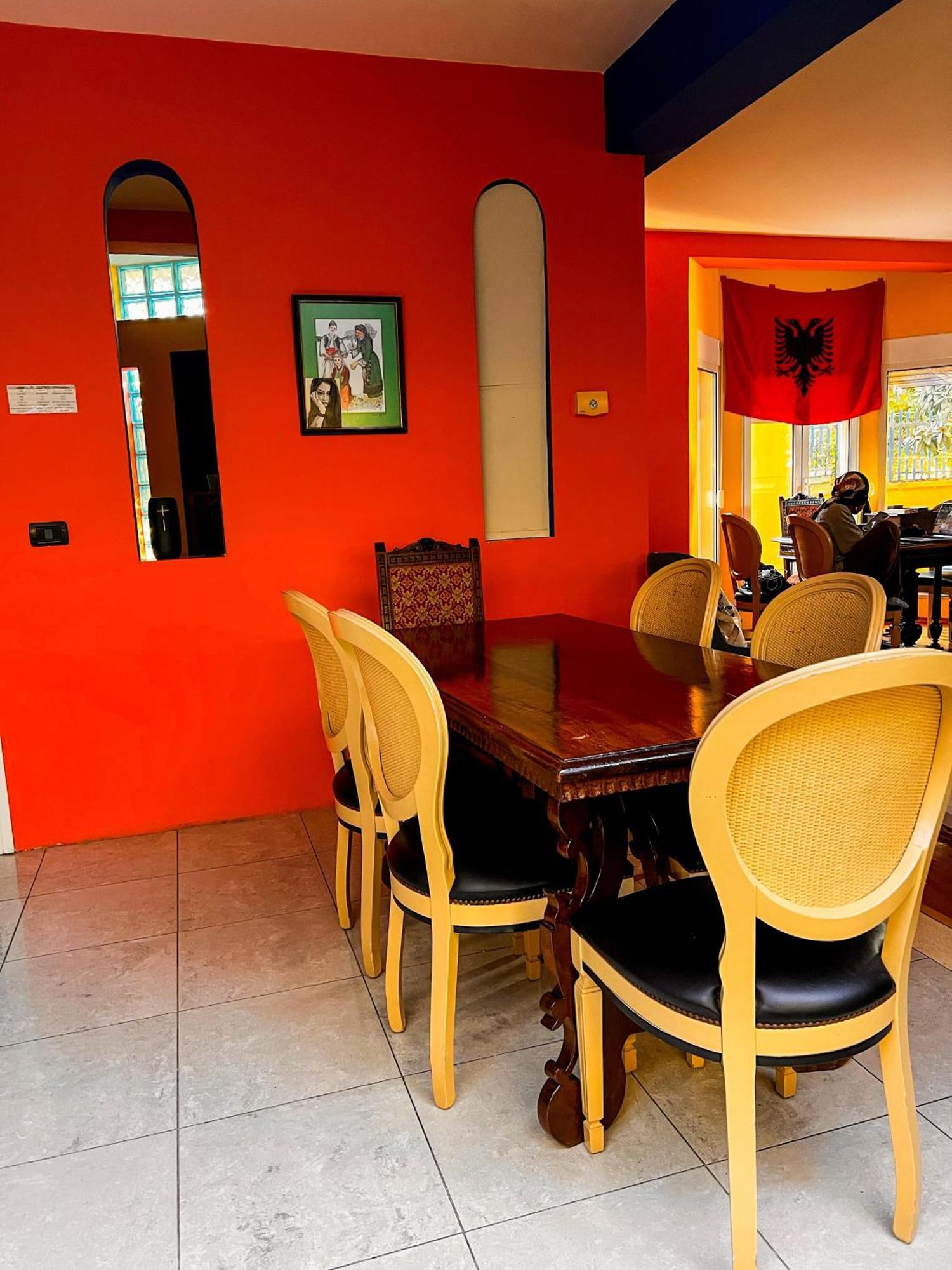 Blue Door Hostel ติรานา ภายนอก รูปภาพ