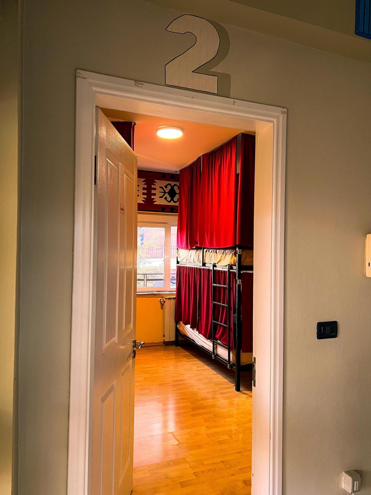 Blue Door Hostel ติรานา ภายนอก รูปภาพ