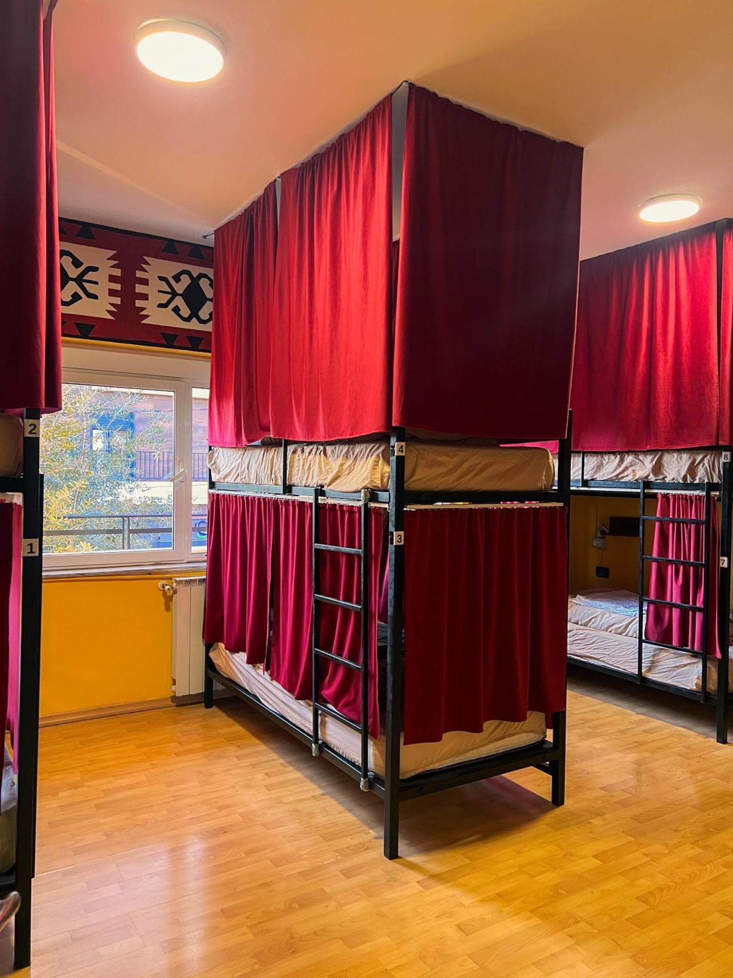 Blue Door Hostel ติรานา ภายนอก รูปภาพ