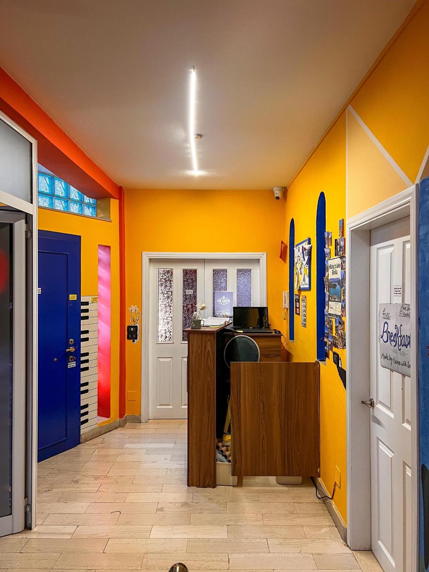 Blue Door Hostel ติรานา ภายนอก รูปภาพ