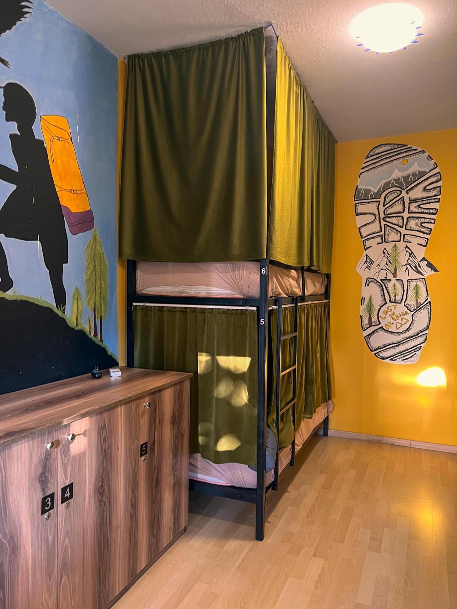 Blue Door Hostel ติรานา ภายนอก รูปภาพ